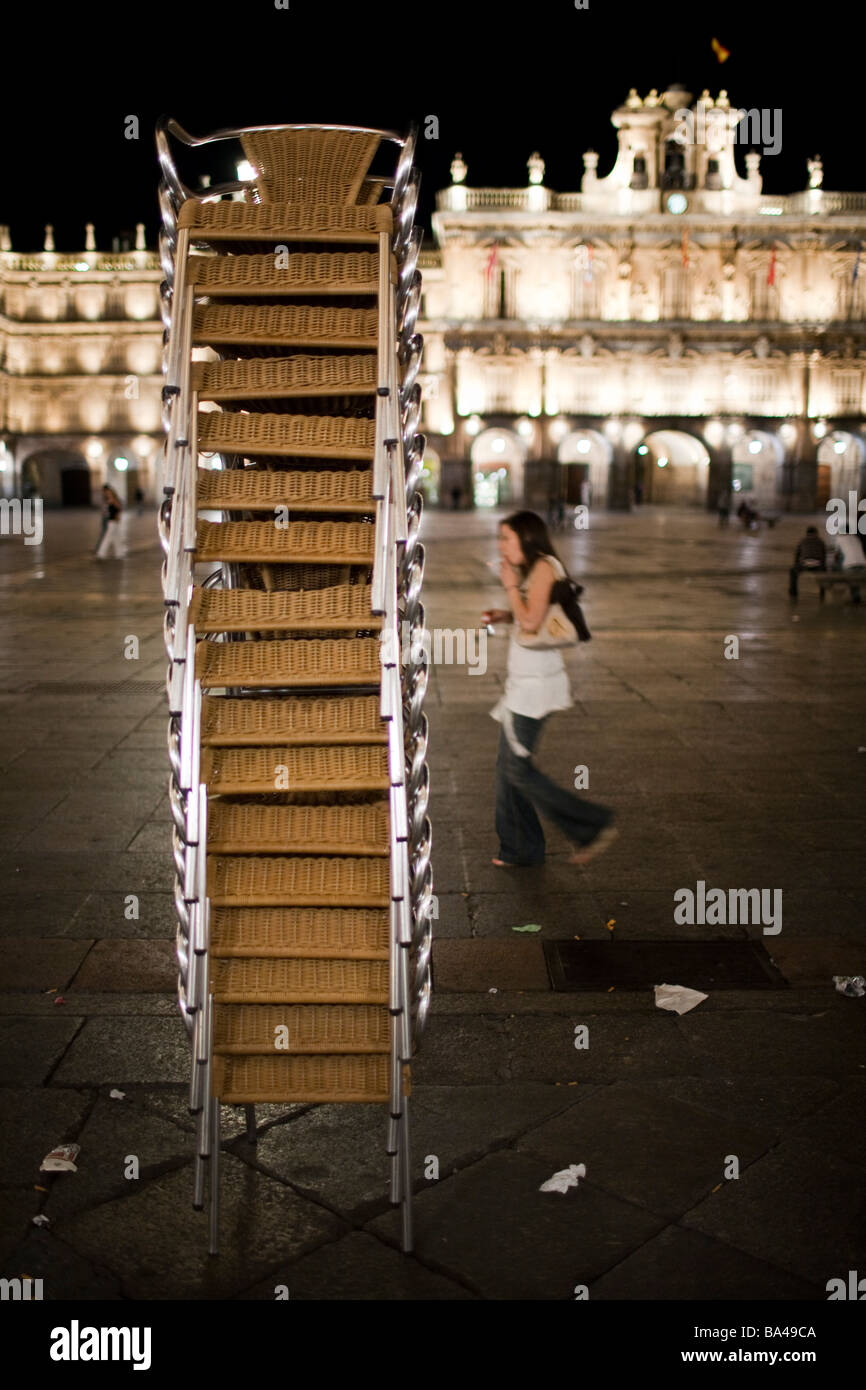 Pile di sedie dopo il ristorante il tempo di chiusura, Plaza Mayor (piazza principale), la città di Salamanca, Spagna Foto Stock