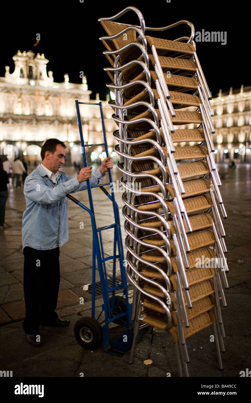 Pile di sedie dopo il ristorante il tempo di chiusura, Plaza Mayor (piazza principale), la città di Salamanca, Spagna Foto Stock