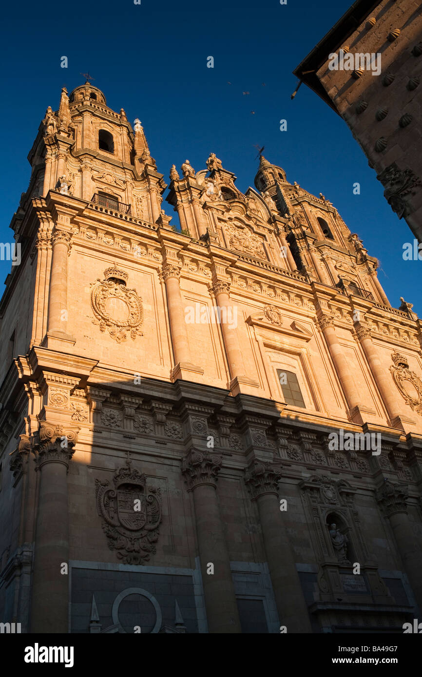 La luce del mattino sulla facciata della chiesa clero città di Salamanca comunità autonoma di Castiglia e Leon Spagna Foto Stock