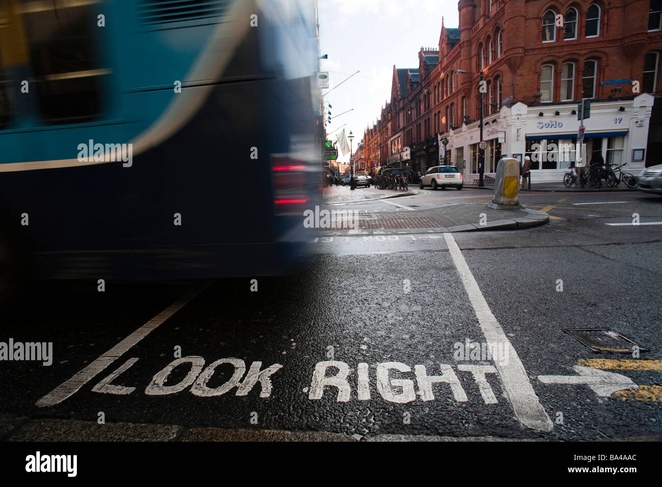 Il segno guardare a destra sulla strada Dublino Irlanda Foto Stock