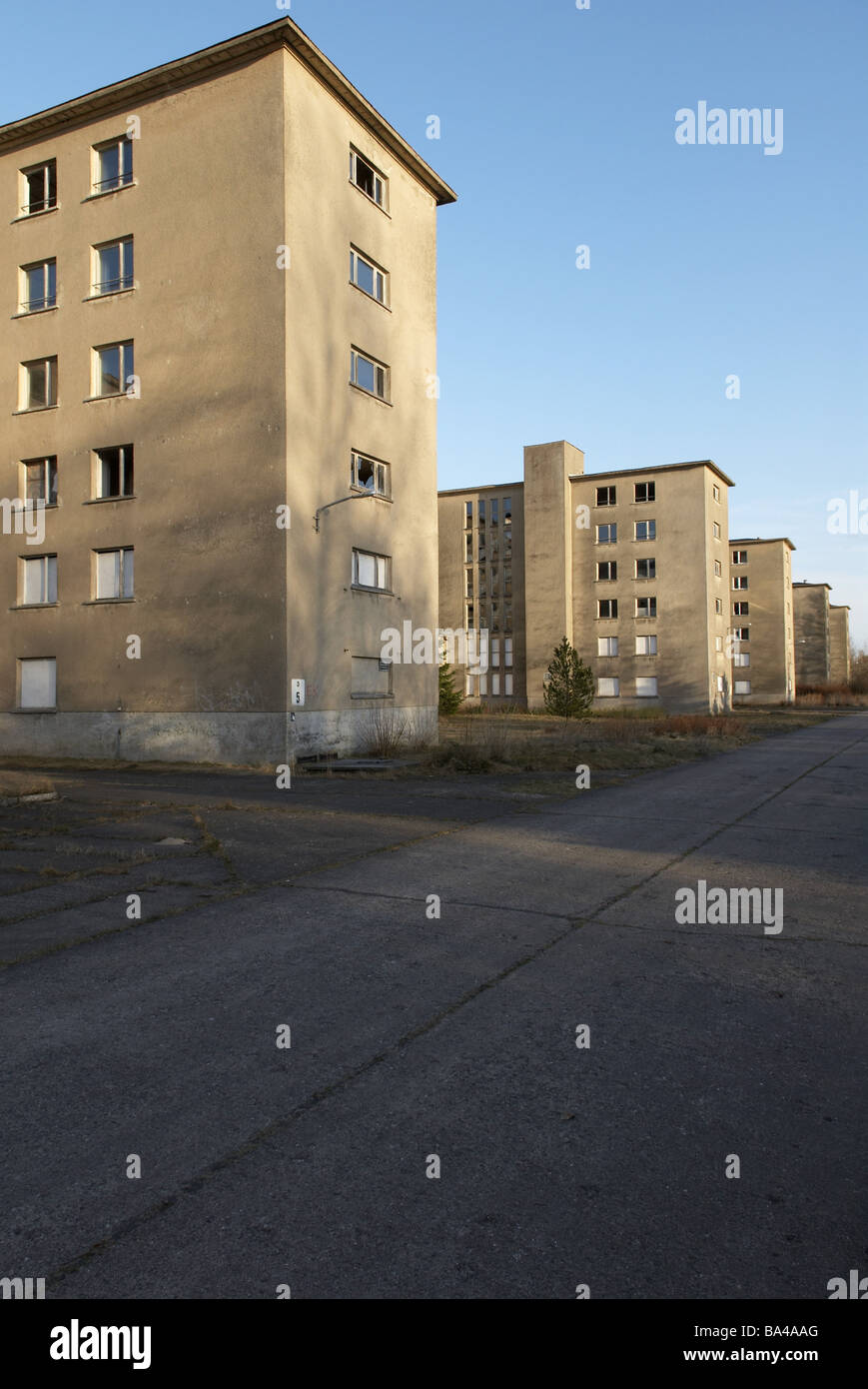 Prora edifici riquadri windows riflessione shattered street prati cieli Germania Meclemburgo-pomerania rimproveri prora Foto Stock