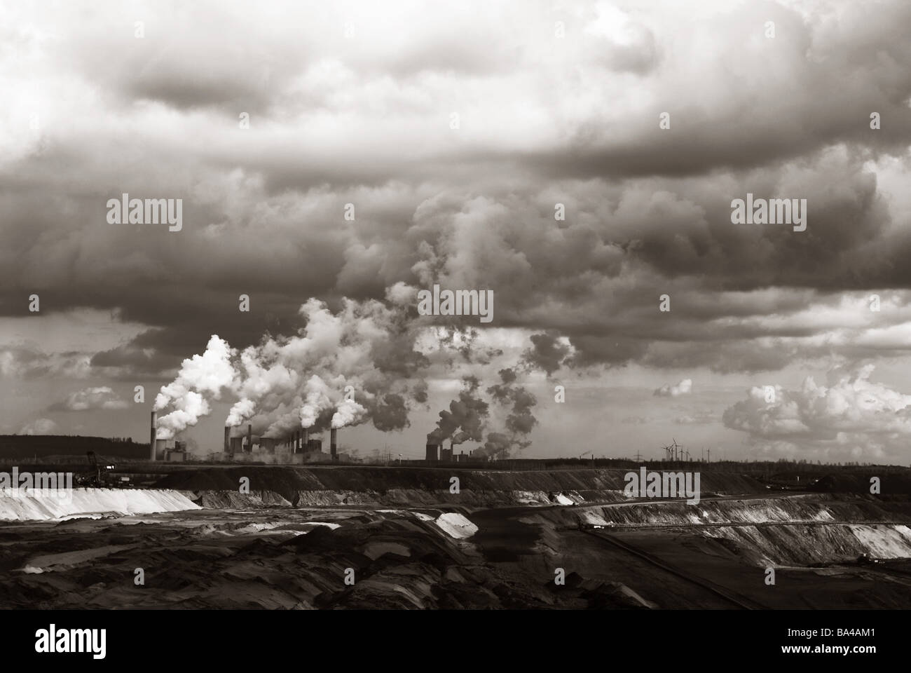La lignite-riduzione di centrali elettriche a carbone fumo camini di vapore camini cieli nuvole Germania NRW Nord Foto Stock