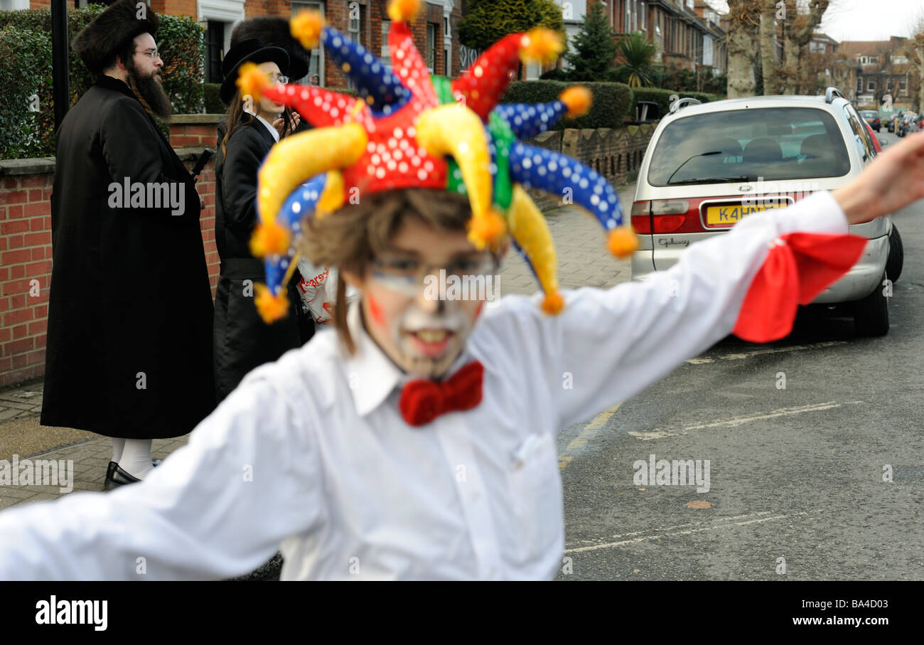 Giovane ragazzo ebreo in costume durante la festa di Purim a Stamford Hill Londra Foto Stock