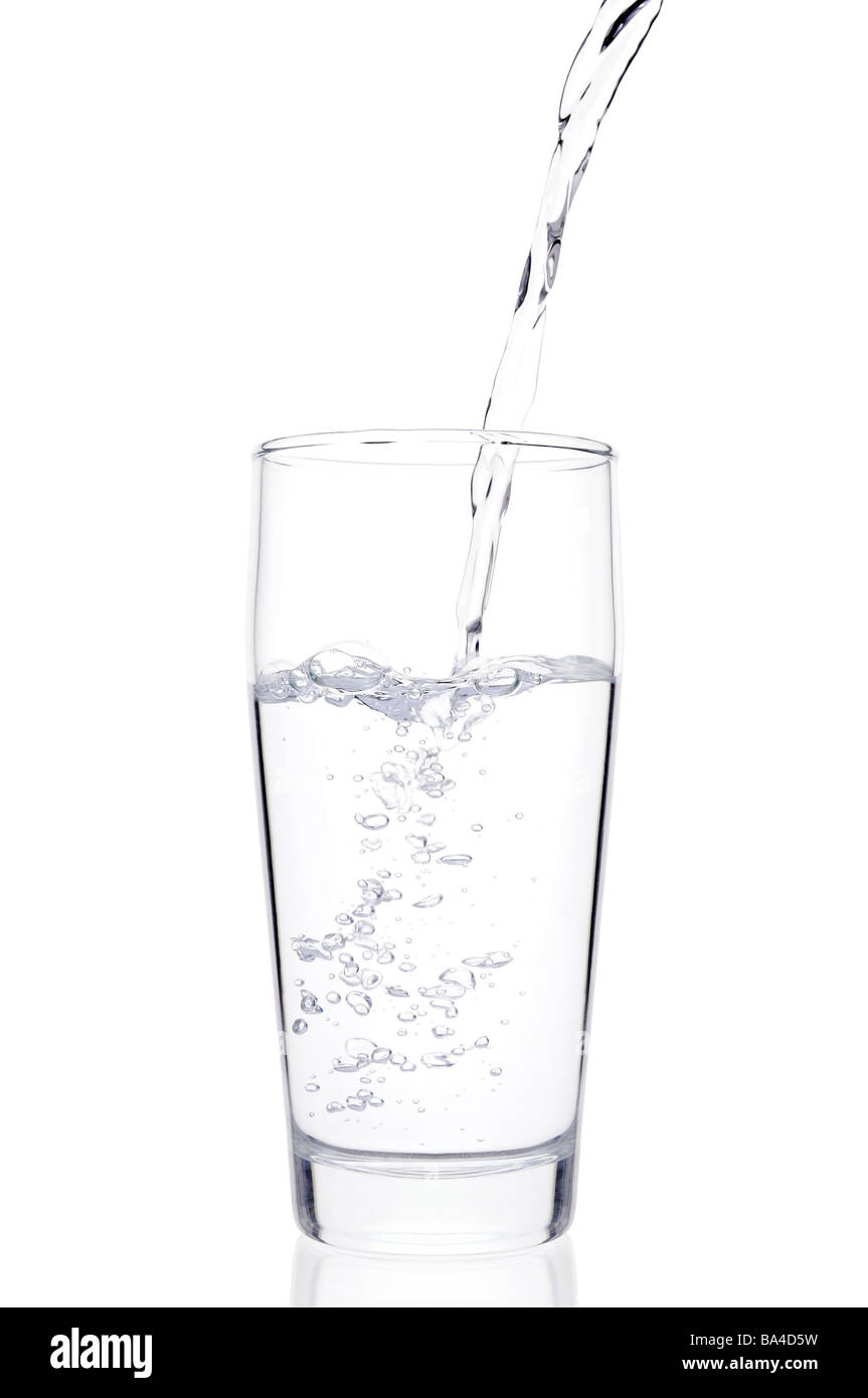 Versare acqua in un bicchiere Foto Stock