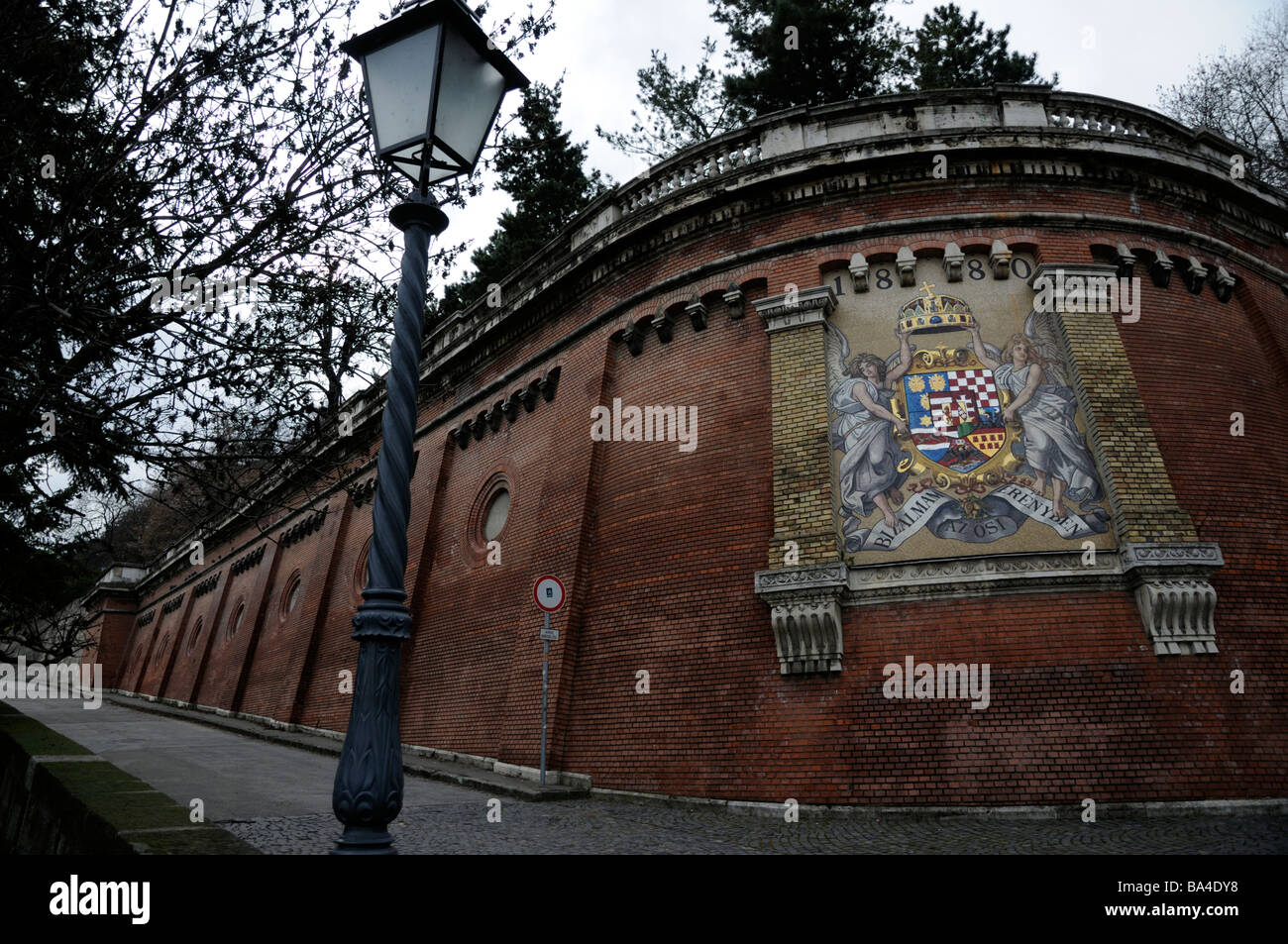 Cote dei bracci in corrispondenza del fondo della Funicolare Castle Hill. Situato sul lato di Buda del Danubio, Budapest, Ungheria. Foto Stock