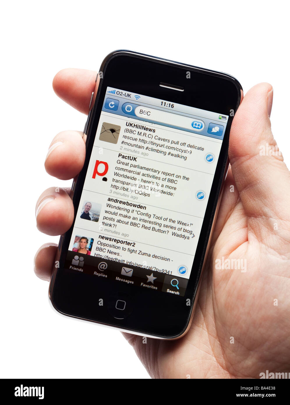 Smartphone iPhone smart phone telefono mobile che mostra i tweet in una applicazione twitter Foto Stock