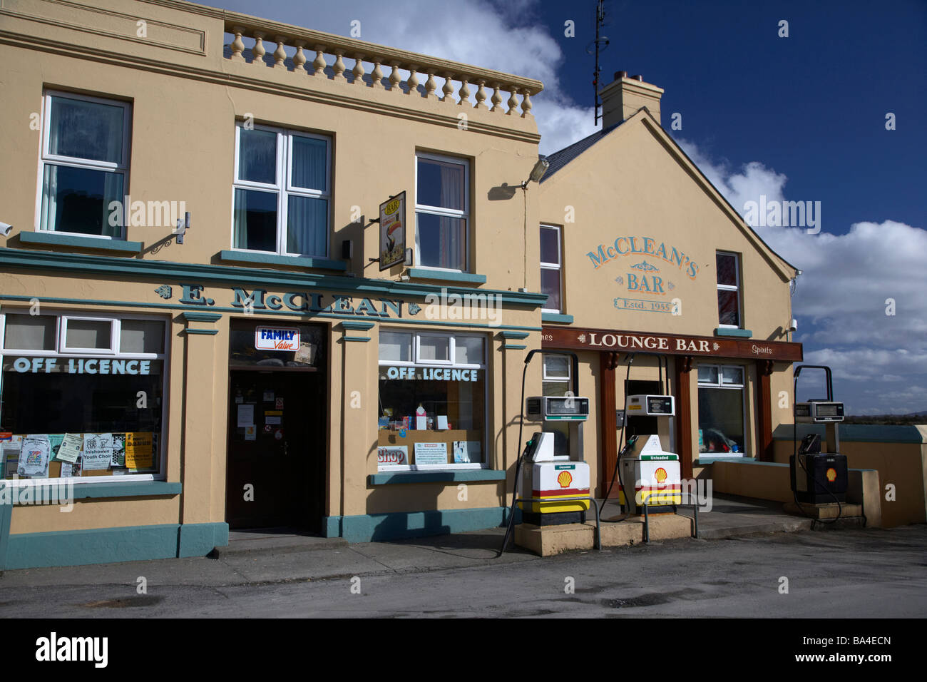 Mccleans combinati bar shop stazione di benzina a malin inishowen County Donegal Repubblica di Irlanda Foto Stock