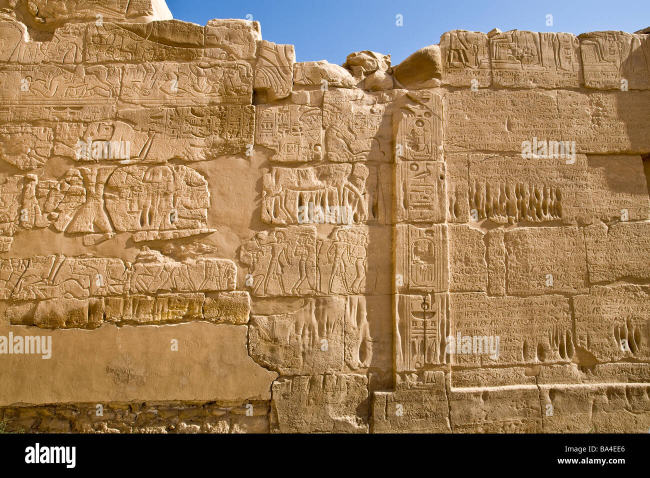 Dettagli sull'Hittita trattato parete che mostra trattato e sulla sinistra Ghezer con il Principe Khaemwaset tendendo i cavalli, Tempio di Karnak Luxor Egitto Foto Stock