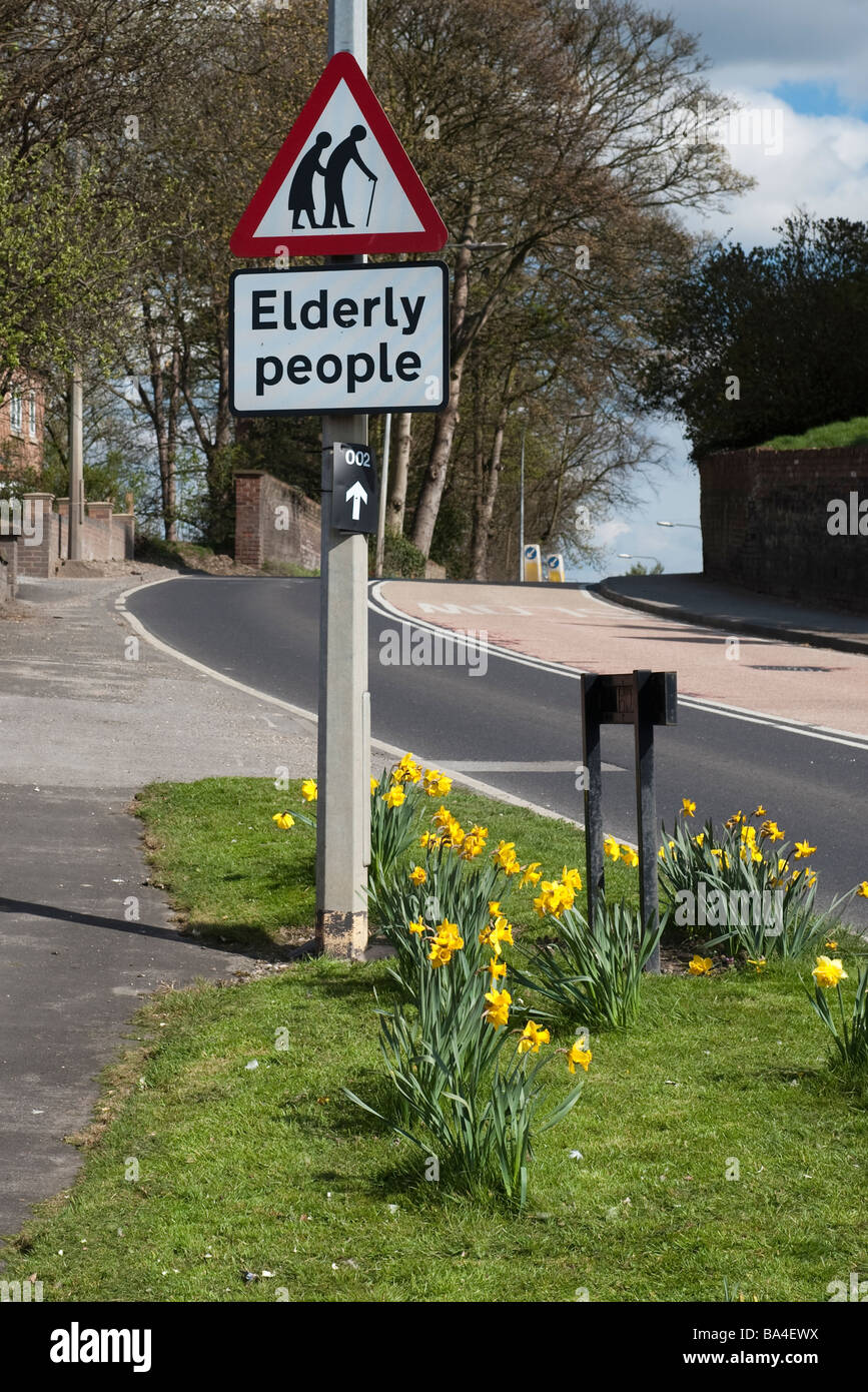 Cartello stradale avverte circa "Anziani" Foto Stock