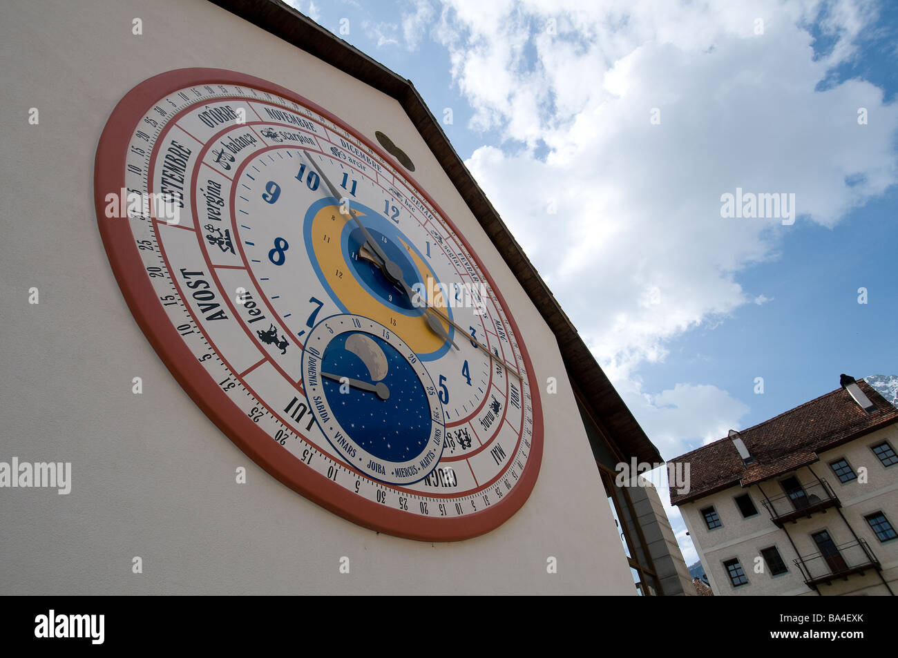 Un orologio nella piazza di Pesariis, cittadina famosa per la forma orologiai del XVIII secolo Foto Stock