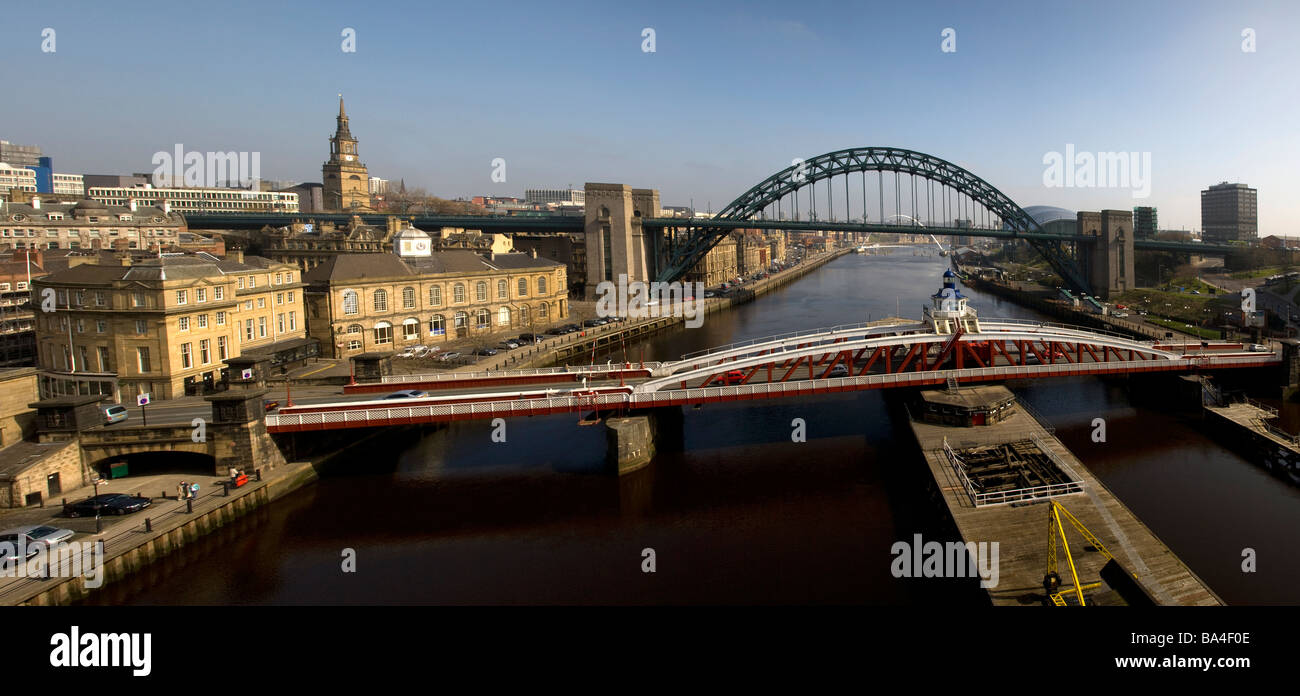 Visualizza in basso il fiume Tyne e ponti, Newcastle upon Tyne, Gateshead, Inghilterra. Foto Stock