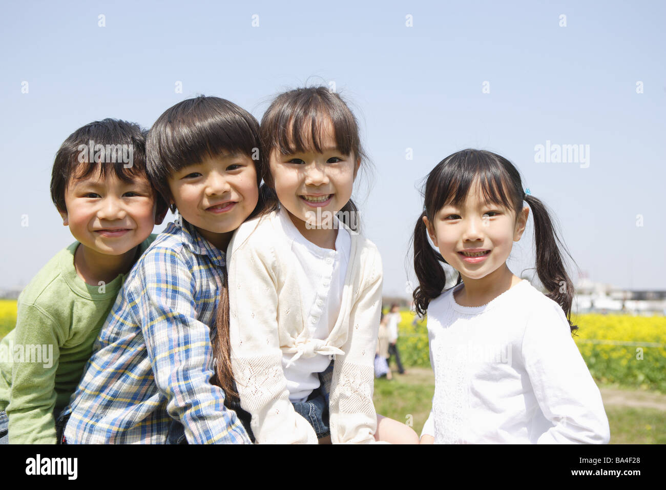 Bambini giapponesi sorridente e guardando la fotocamera Foto Stock