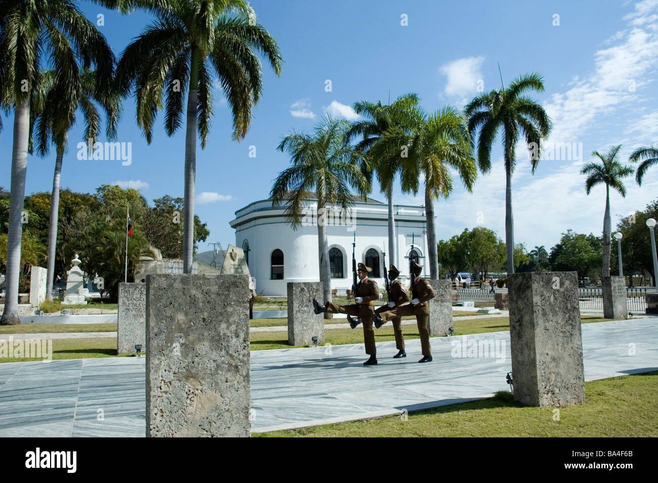 CUBA Santiago de Cuba cambiando le guardie al mausoleo di Jose Marti nel il Cimitero di Santa Ifigenia Marzo 2009 Foto Stock