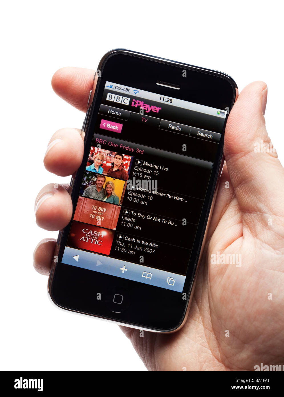 Mano di sesso maschile in possesso di un iPhone che mostra la BBC iPlayer TV mostra schermo Foto Stock