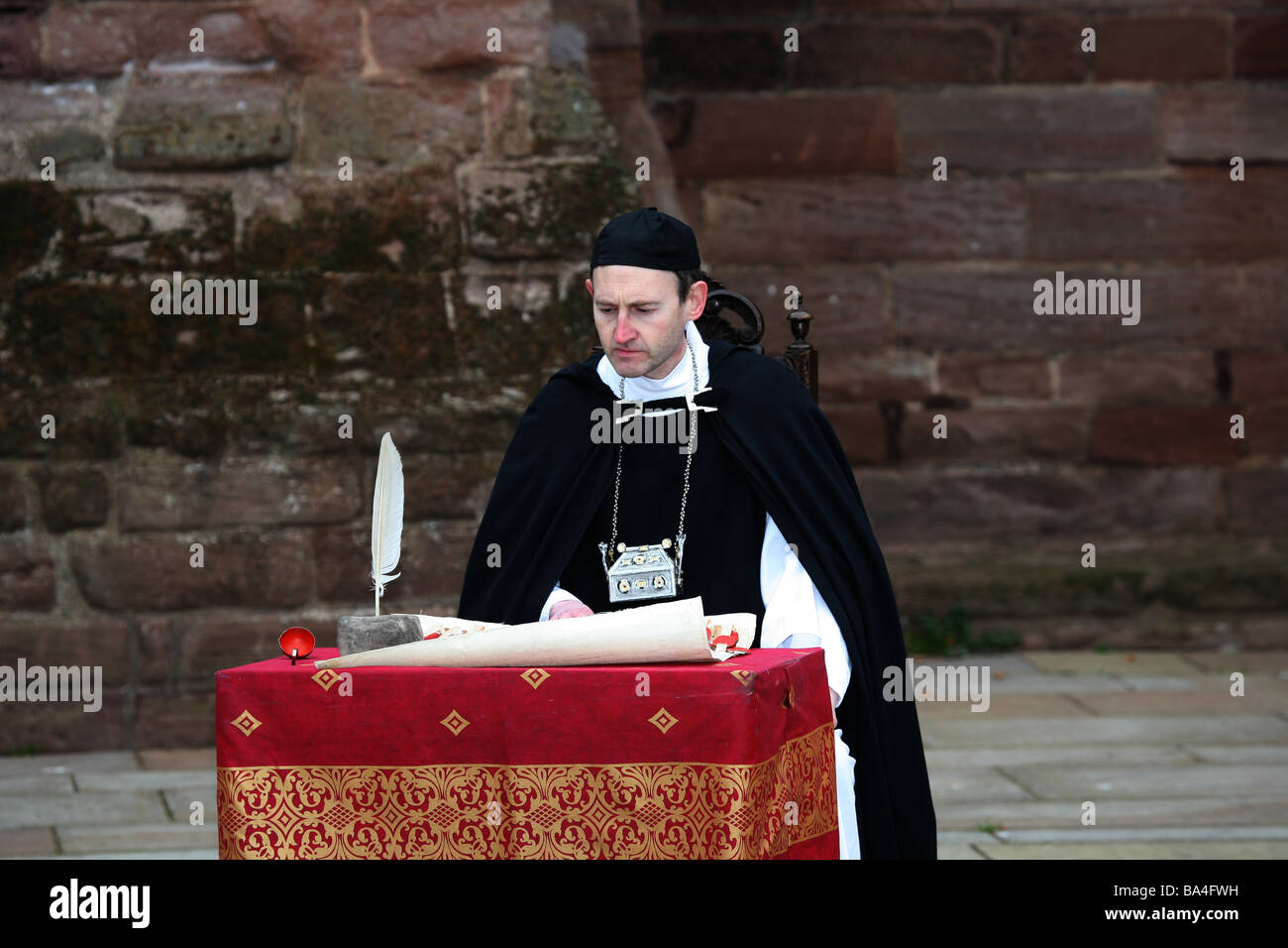 Ritorno in patria Indipendenza evento  chierici In Costume al rievocazione della Dichiarazione di Arbroath, Angus, Scozia, Regno Unito Foto Stock