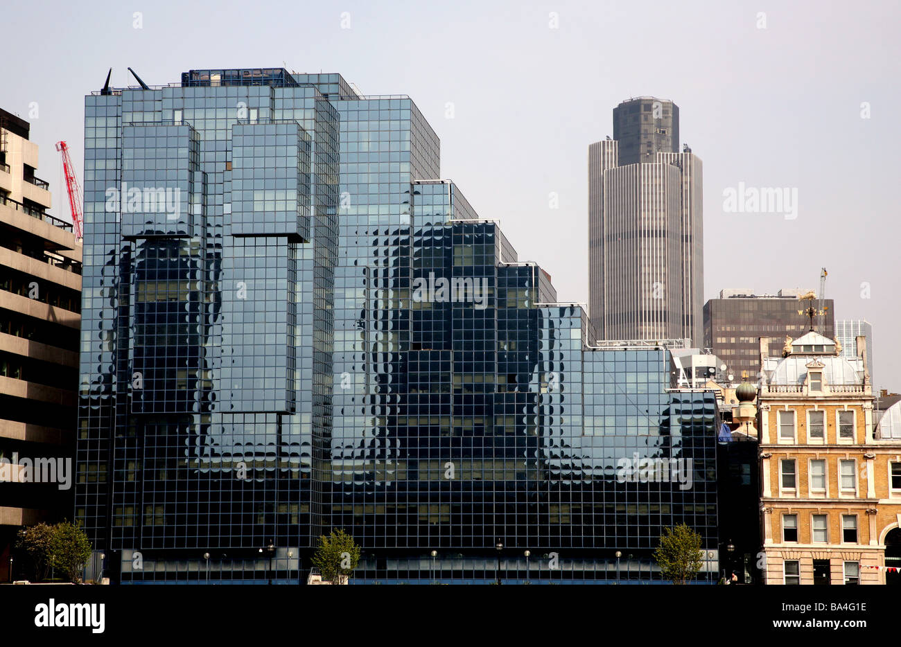 Torre 42 e altre città di Londra edifici dal fiume Tamigi Foto Stock