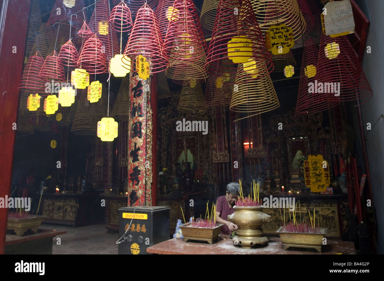 Vietnam modelli Mekongdelta Räucherstäbchenspiralen donna no Can Tho templi rilasciare Asia persone convinzione la religione del buddismo Foto Stock