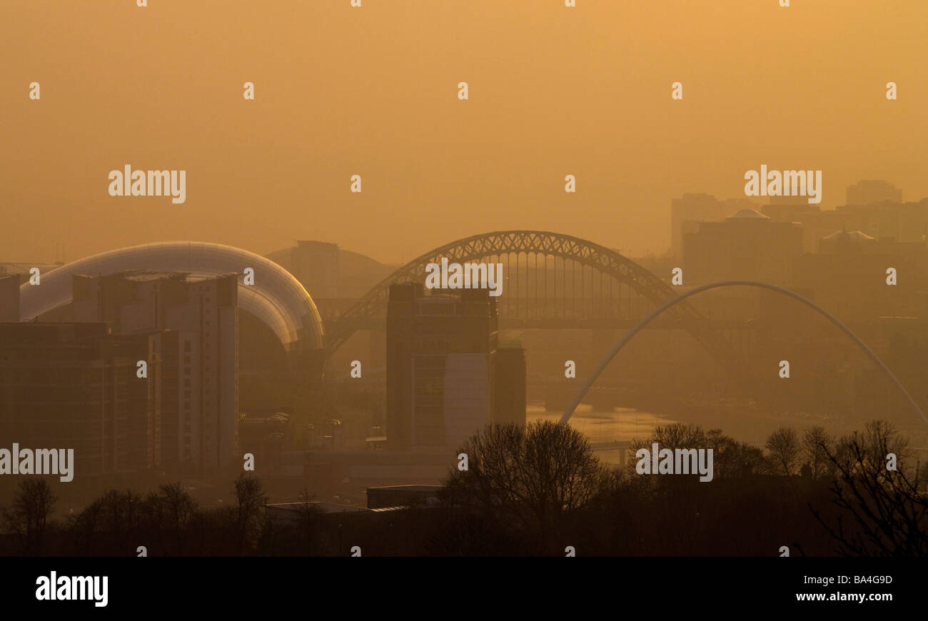 Visualizza in basso il fiume Tyne e ponti al tramonto da byker, Newcastle upon tyne, Gateshead, Inghilterra. Foto Stock