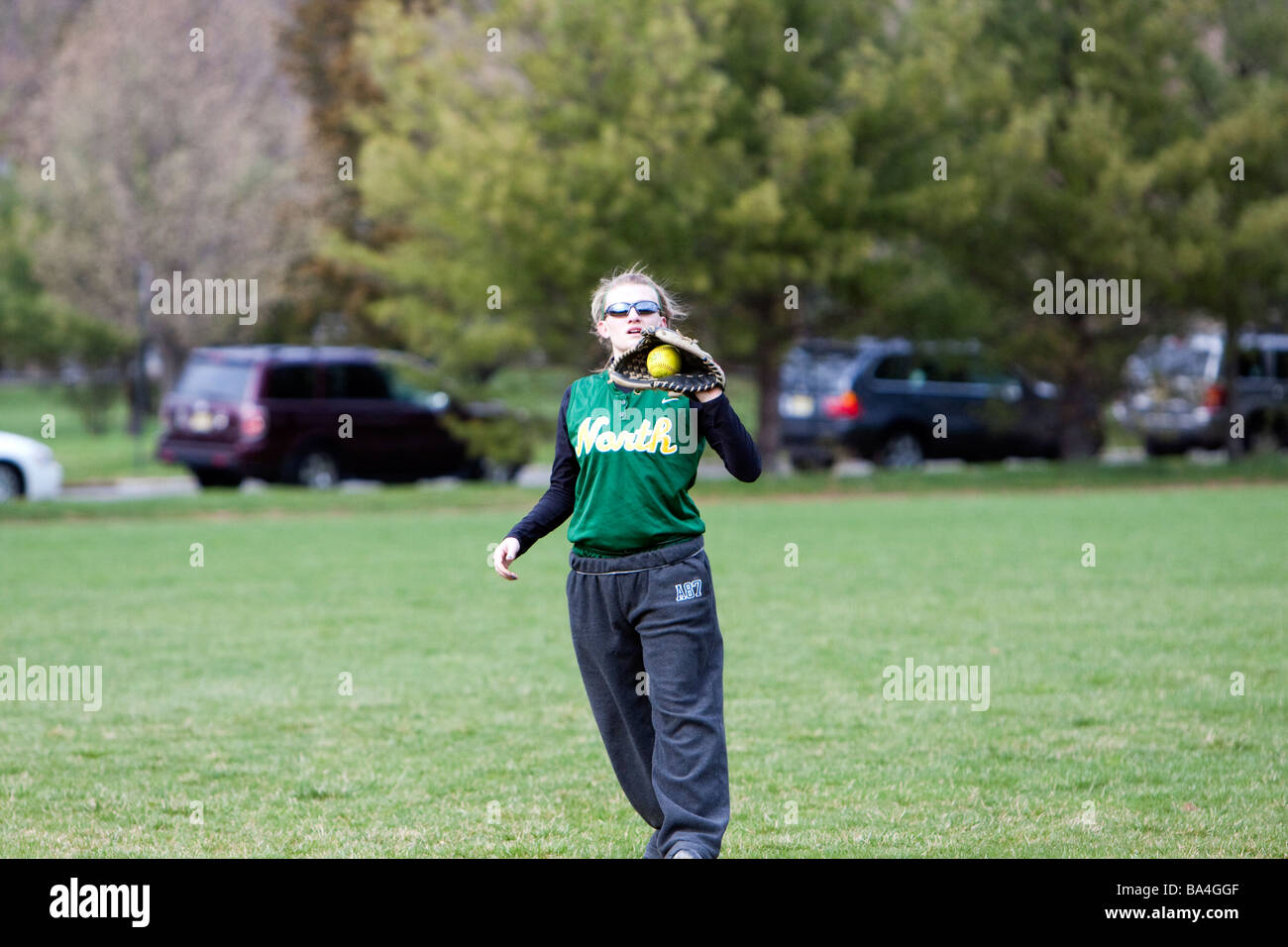 Una delle ragazze highschool softball gioco. Foto Stock