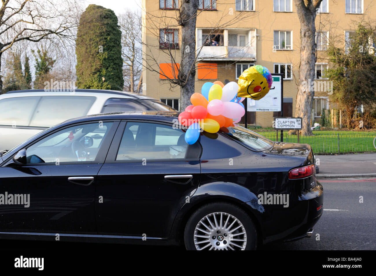 Auto decorata con palloncini durante l'ebreo ortodosso le celebrazioni della festa di Purim a Stanford Hill, Londra Foto Stock