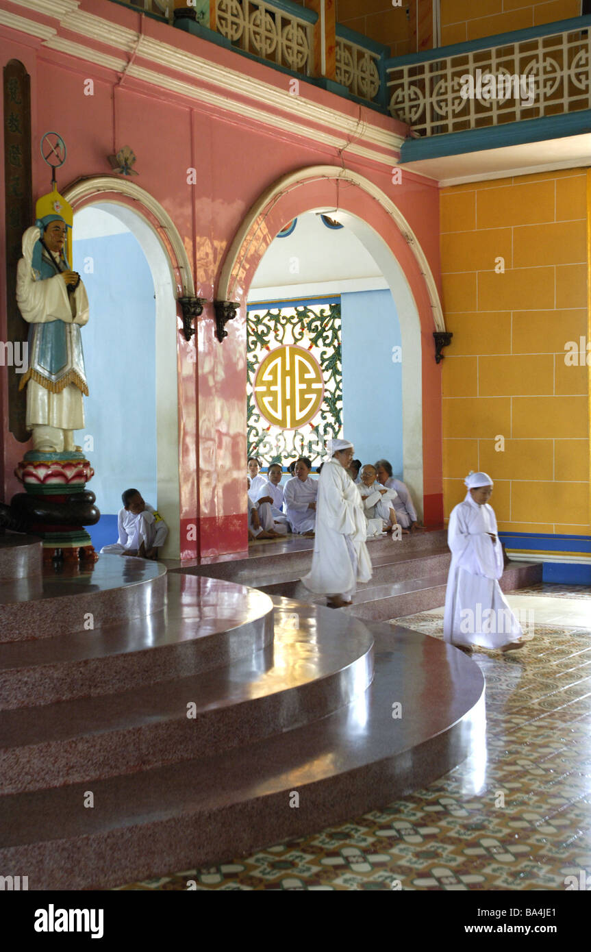 Il Vietnam Tay Ninh dettaglio modelli di credenti non Cao-Dai-Tempel passi rilasciare Asia landmarks templi convinzione la religione la gente asiatici Foto Stock