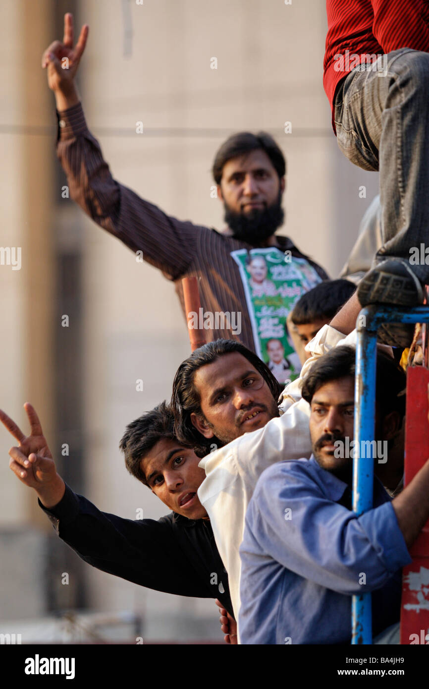 Gioioso del pakistano flash il segnale della vittoria a Lahore durante la lunga marcia di protesta che ha visto il paese della magistratura reintegrato Foto Stock