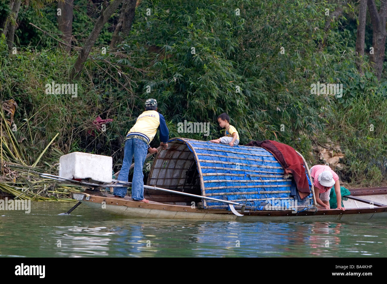 Popolo vietnamita il viaggio in barca sul Fiume Perfume di Hue Vietnam Foto Stock
