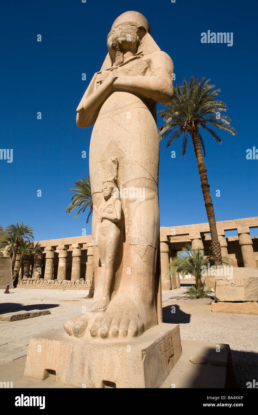 Colossali statue di Ramesse II vicino al secondo pilone al Tempio di Karnak e Luxor Egitto Foto Stock