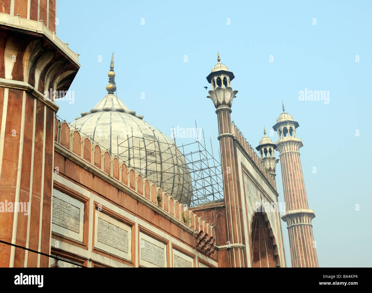Ingresso al grande cortile di Jami Masjid moschea. Il marmo e la cupola di pietra arenaria, torri e arco può essere visto. Foto Stock
