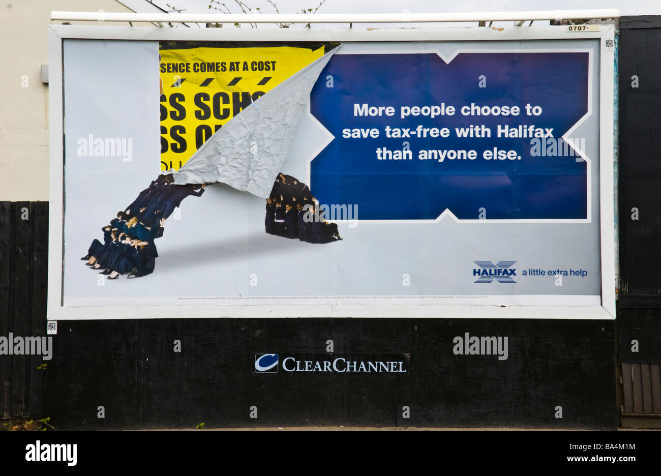 Strappata ClearChannel pubblicità Affissioni per Halifax bank sulla palizzata in Newport South Wales UK Foto Stock