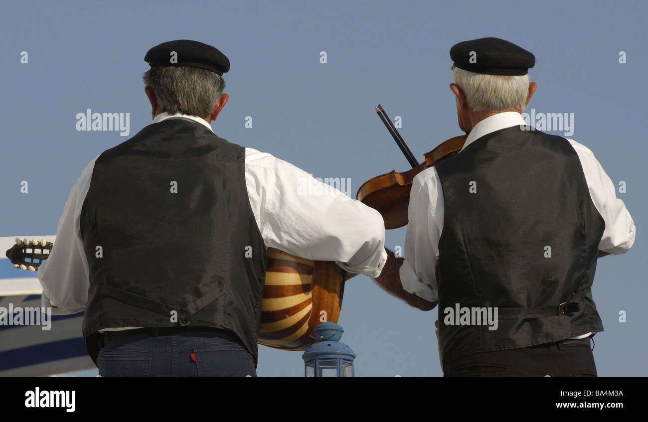 Grecia musicisti back-parere n. I modelli greci seniors gli strumenti a corda musica folklore abbigliamento copricapo rilasciare due uomini Foto Stock