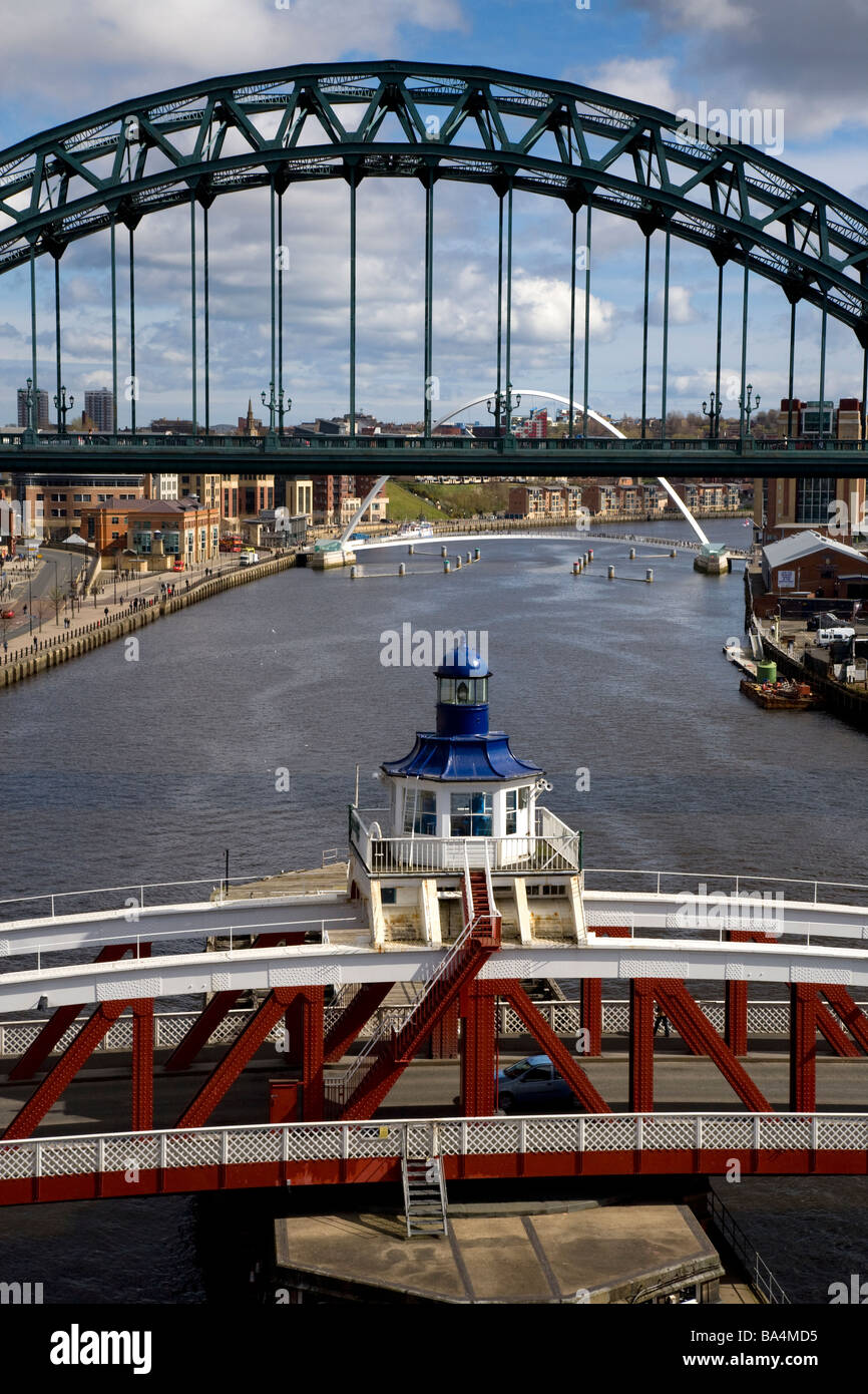 Visualizza in basso il fiume Tyne e ponti, Newcastle upon Tyne, Gateshead, Inghilterra. Foto Stock