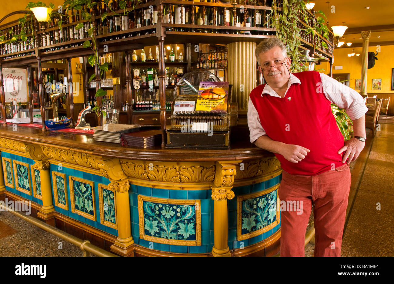 Bob Evans proprietario del rinnovato Hotel Waterloo Pillgwenlly Newport South Wales UK Foto Stock