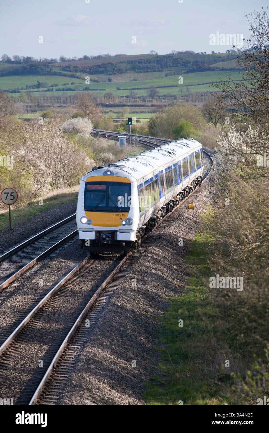 Il Chiltern Linea ferroviaria diretta a sud di Leamington Spa guardando verso sud con un Chiltern treni classe Turbostar 168 treno Clubman Foto Stock