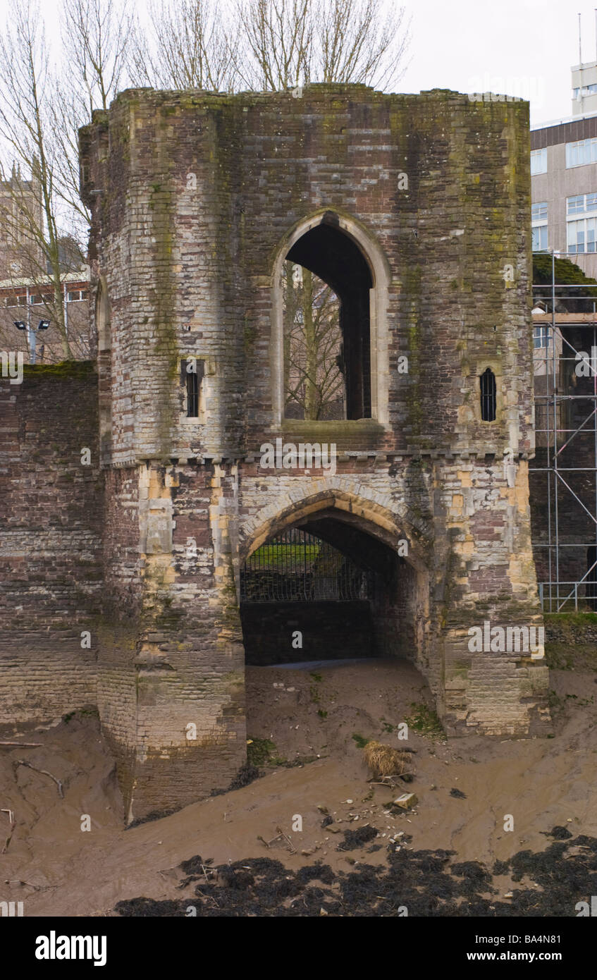 Castello risalente al XIV secolo con il watergate sul Fiume Usk Newport South Wales UK Foto Stock