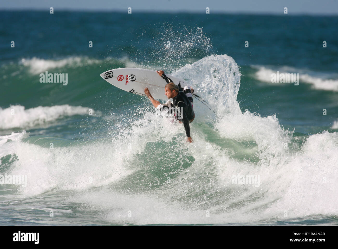 Un surfista in azione su un'onda. Foto Stock