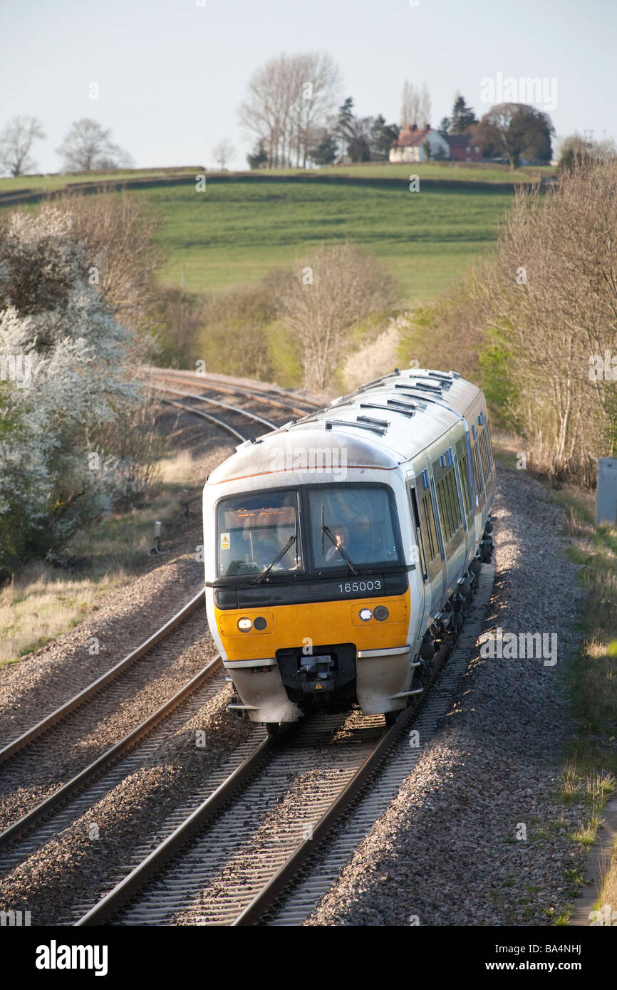 Il Chiltern Linea ferroviaria diretta a sud di Leamington Spa, guardando a Nord con un Chiltern treni classe Turbostar 165 treno. Foto Stock