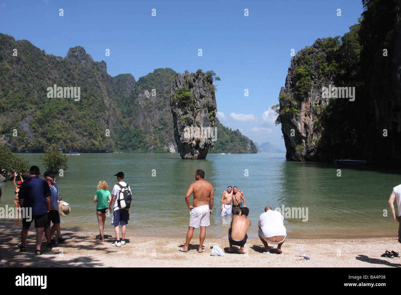 I turisti su james bond island thailandia Foto Stock