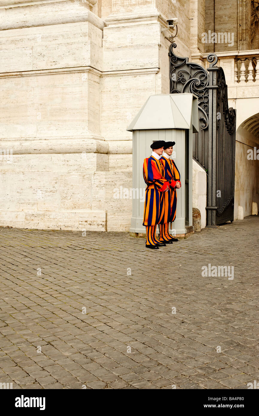 Guardie Svizzere in Vaticano cancello di ingresso Foto Stock