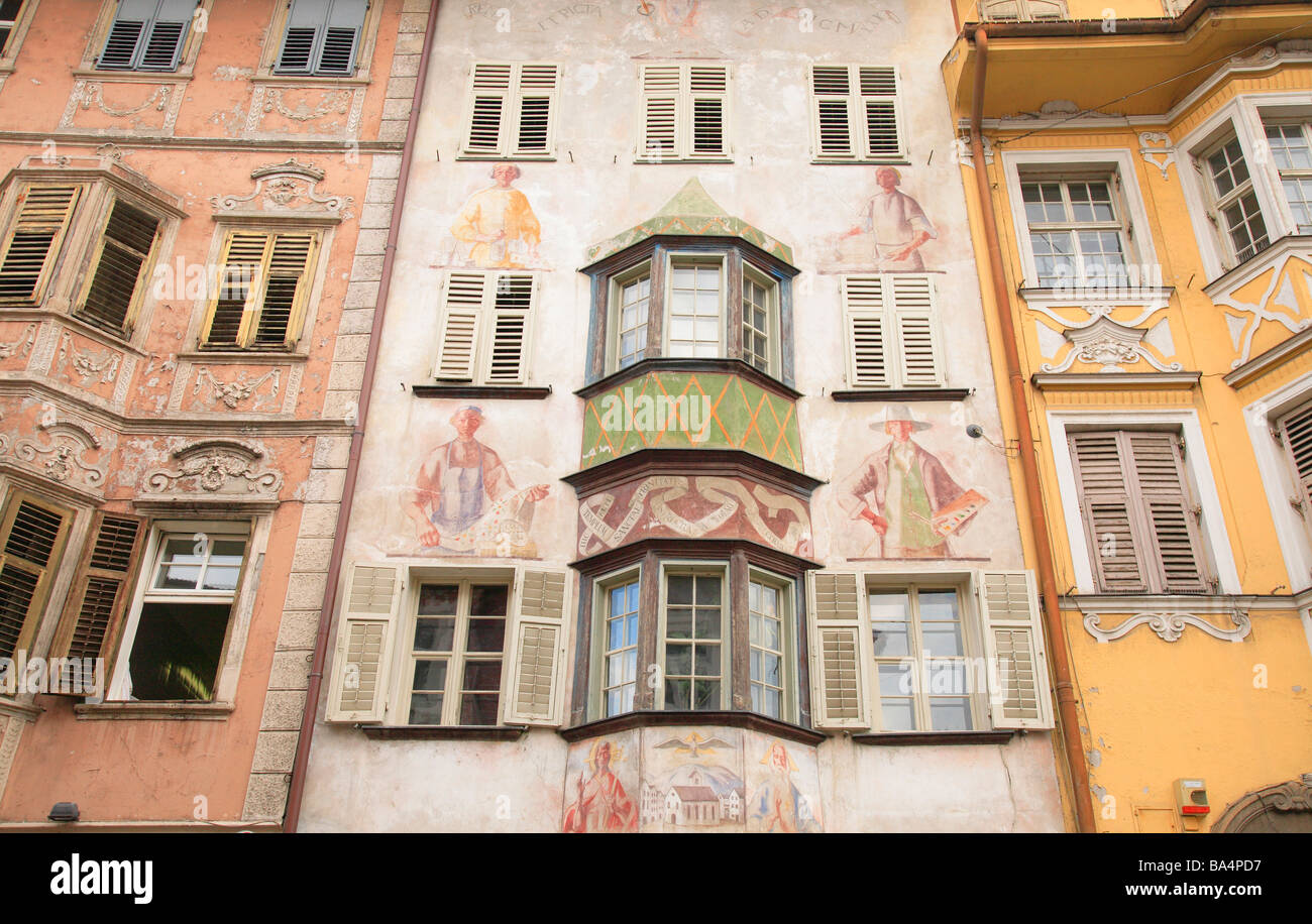 Case dipinte nel centro storico della città di Bolzano bolzano trentino italia Foto Stock