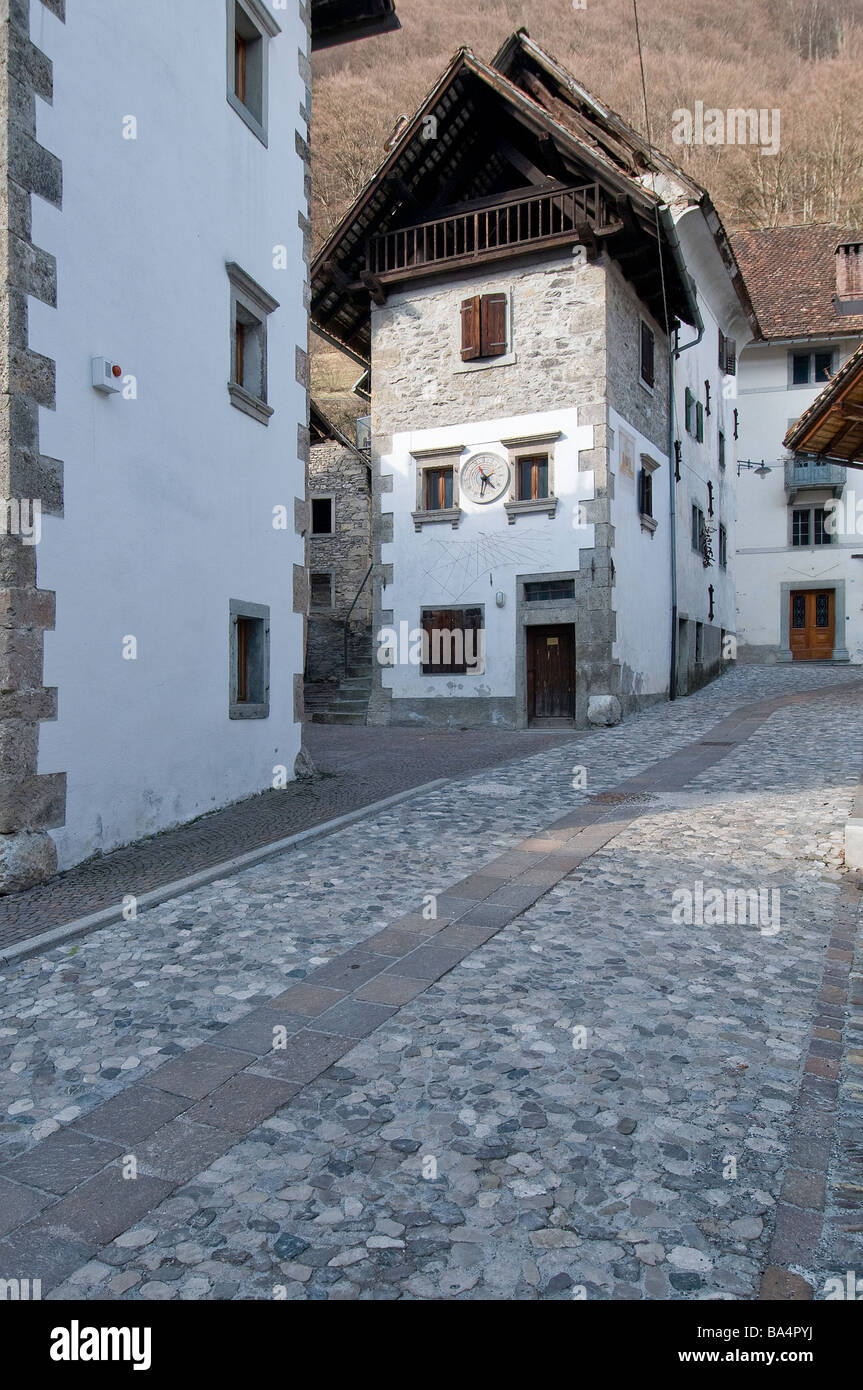 Casa con un vecchio orologio sulla parete Foto Stock