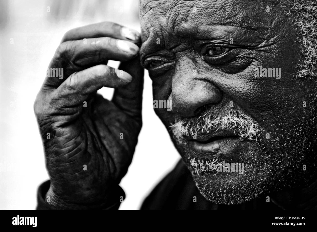 Immagine in bianco e nero di persone anziane African American uomo anziano americano africano uomo contempla le sue finanze. Foto Stock
