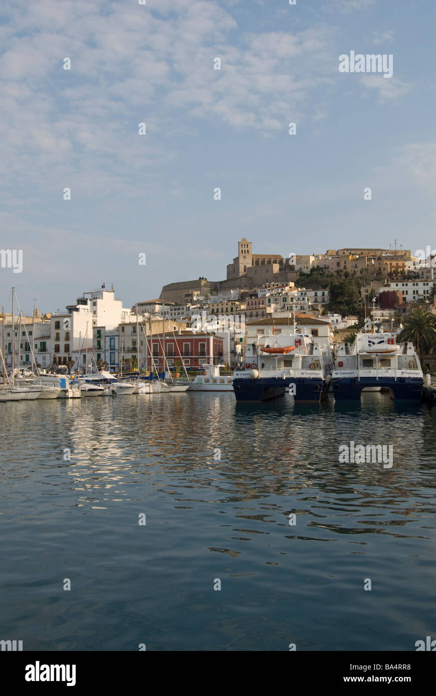 Ibiza città vecchia ( Dalt Vila ) come si vede dal porto Foto Stock