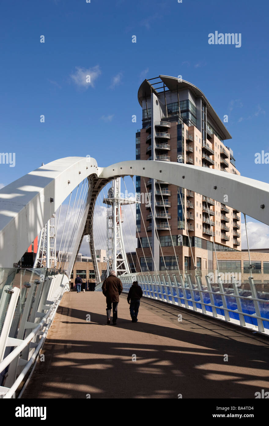Regno Unito Inghilterra Salford Quays Lowry Millennium Footbridge attraversando il Manchester Ship Canal Foto Stock