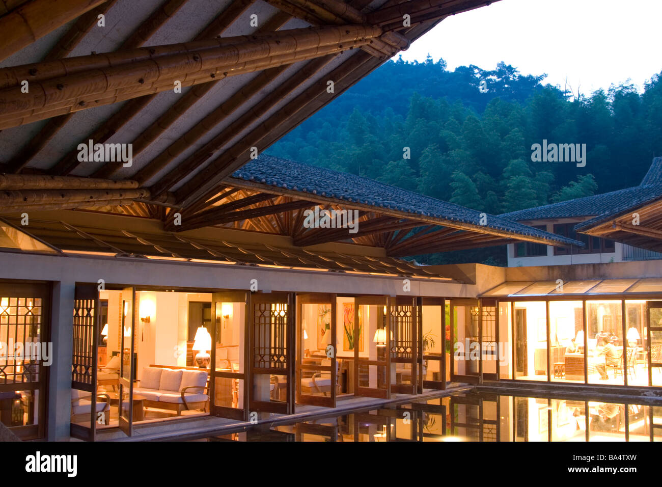 Il bambù elevato soffitto che copre la lounge e la lobby di Crosswaters ecolodge nel Guangdong in Cina Foto Stock