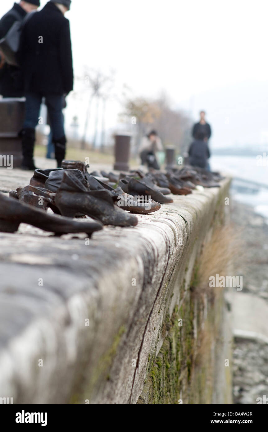 Il memoriale dell'olocausto 'Szappe sulla sponda del Danubio" Budapest, Ungheria. Creato da Gyula Pauer e può Togay. Foto Stock