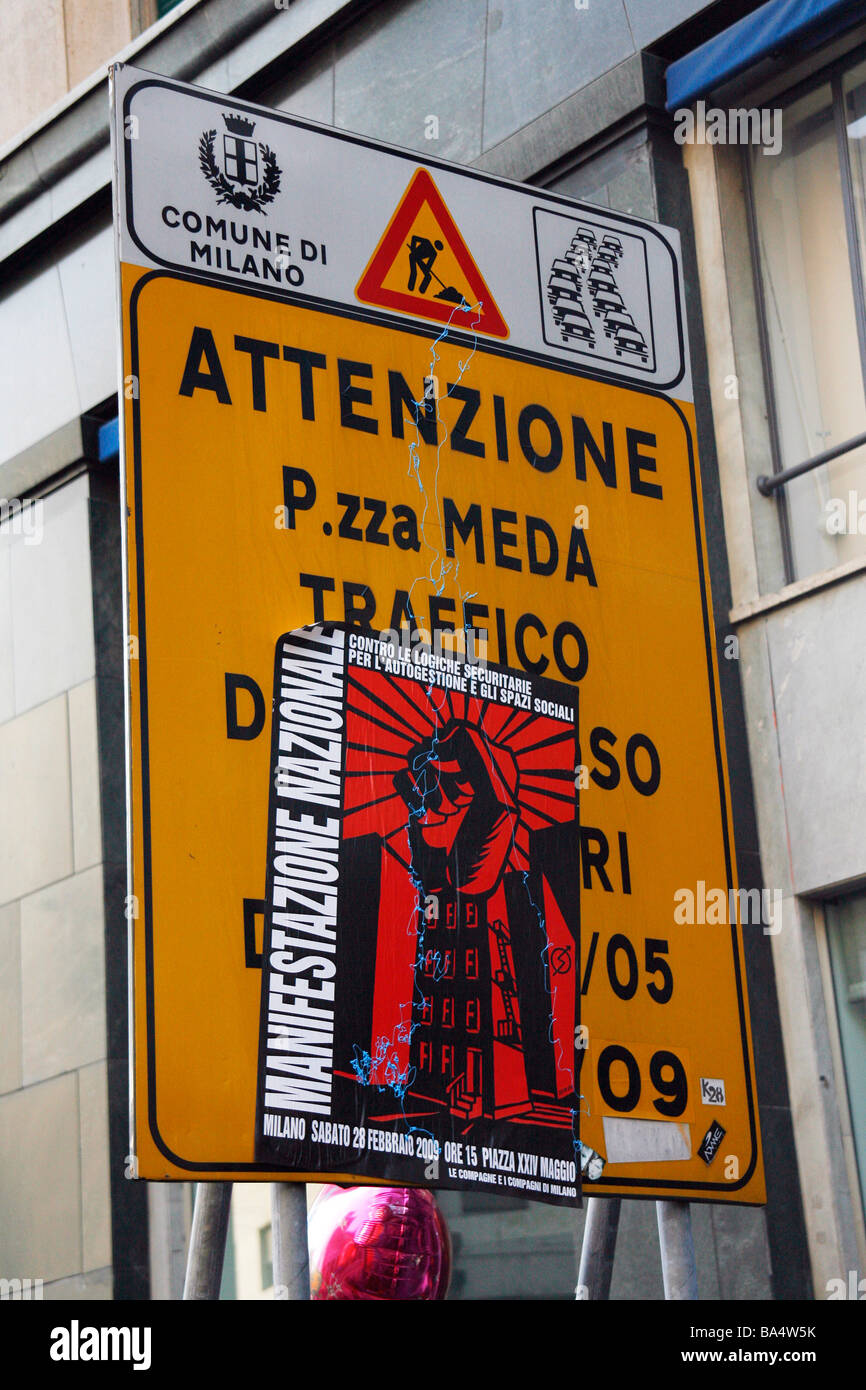 Un cartello stradale in Milano, Italia Foto Stock