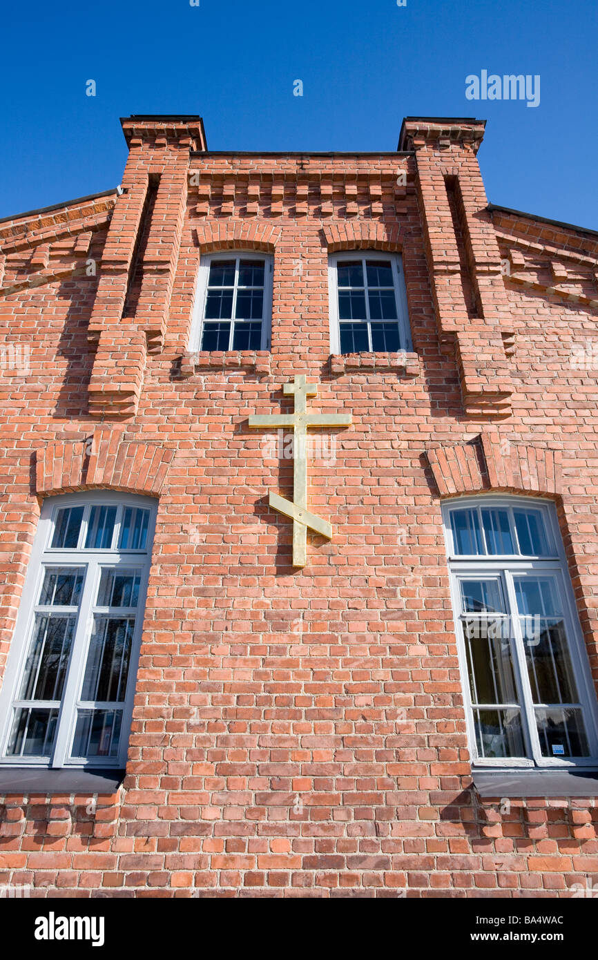 Cristiano ortodosso di croce rossa sul muro di mattoni Foto Stock