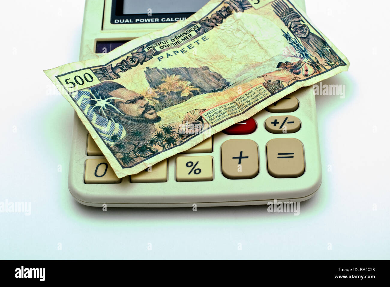 Il tahitiano 500 franc nota sulla cima di un vecchio stile calcolatrice Foto Stock