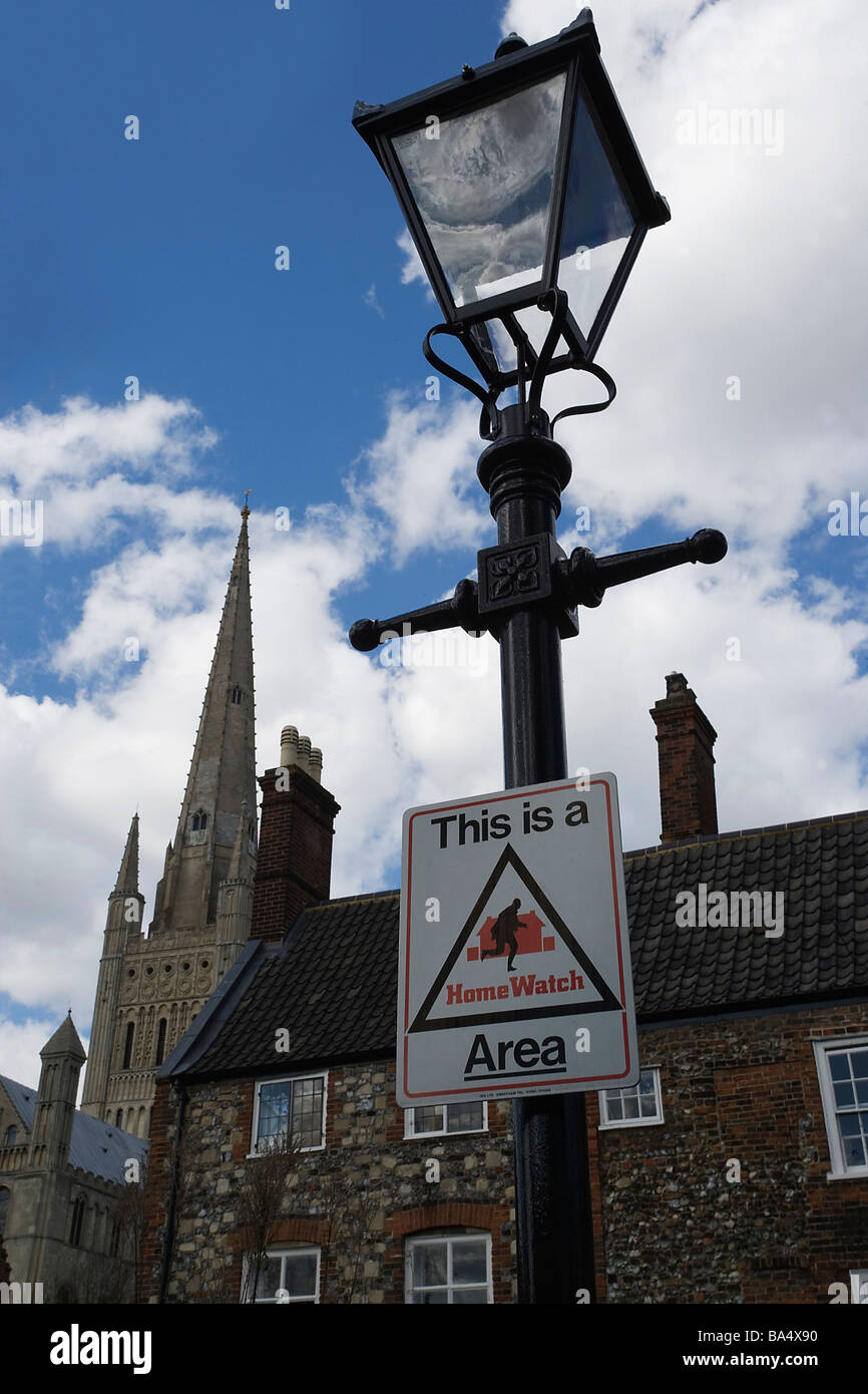 Comunità 'home watch' anti-furto con scasso segno con Norwich Cathedral in background Foto Stock